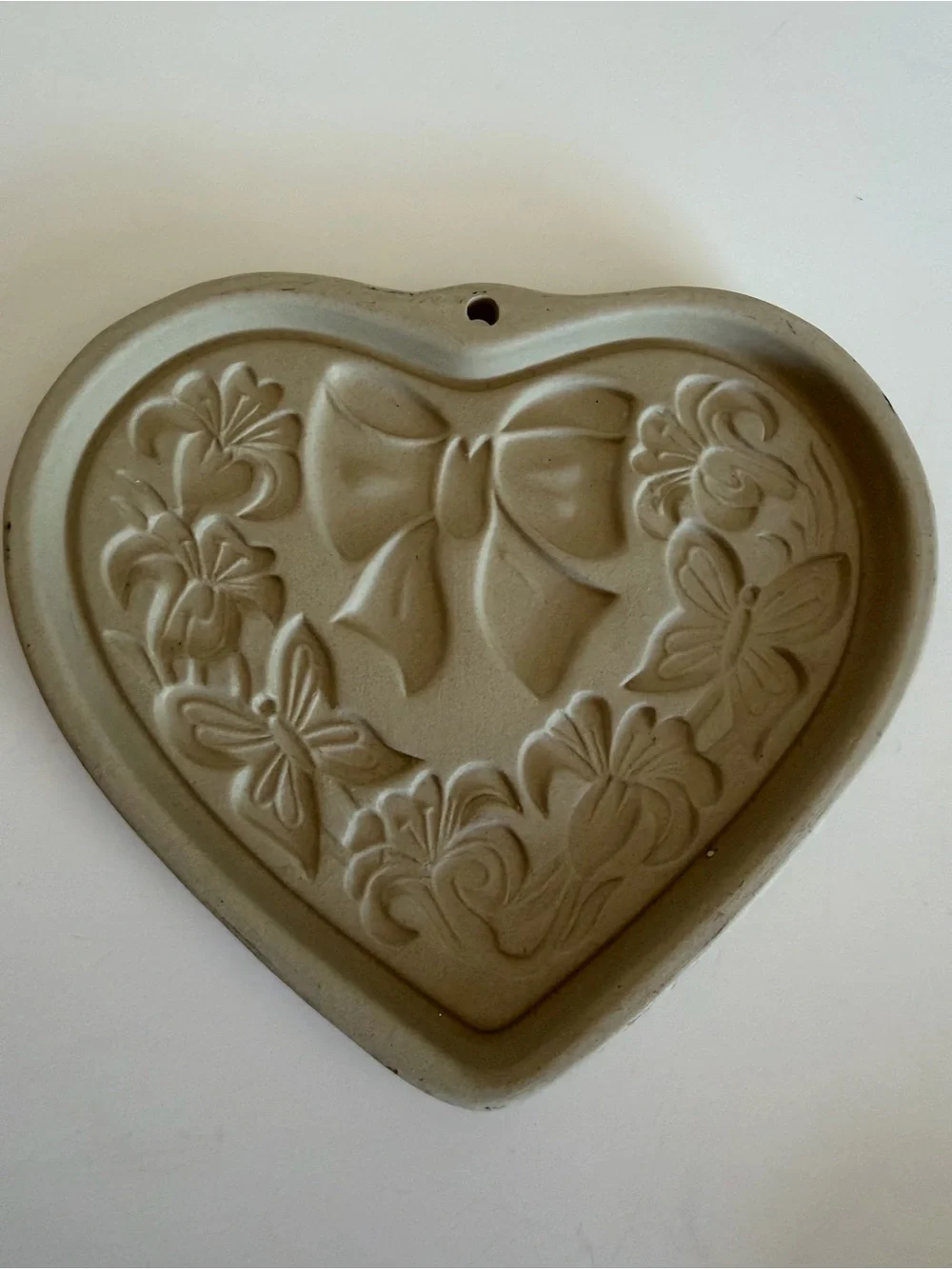 Pampered Chef “Seasons of the Heart” heart shaped stoneware cookie mold. Read